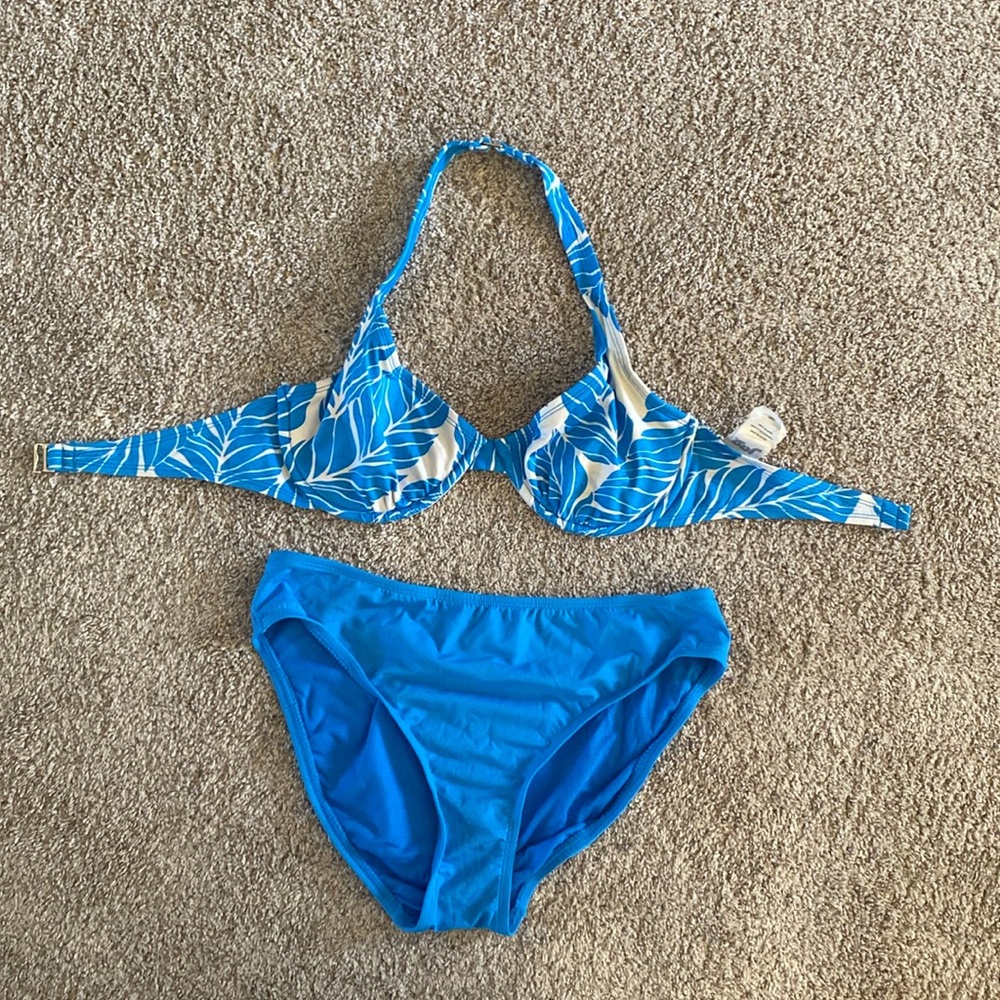 Jag underwire bikini 34D and large full cut bottoms . Excellent condition
